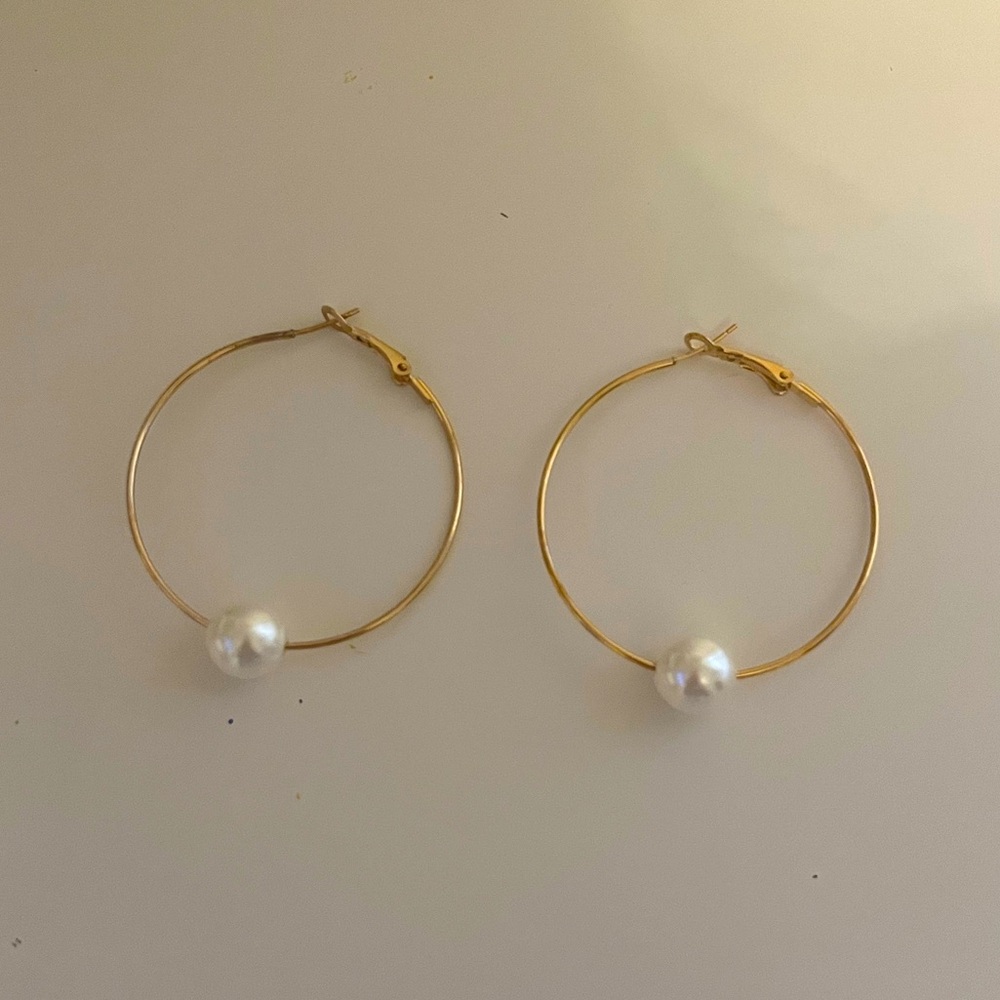 Gold hoop with pearl